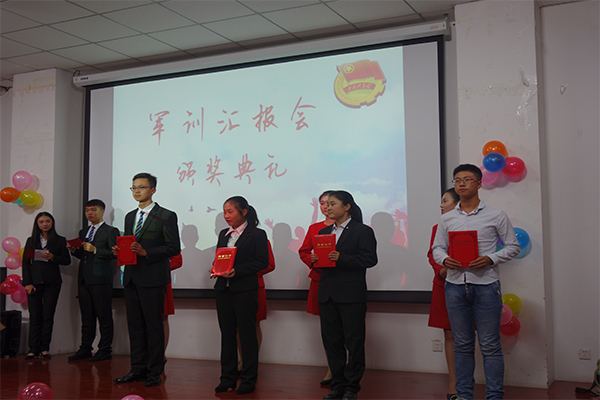 伟德国际betvlctor1946举办“明德砺志,向梦起航”军训汇报会 伟德国际betvlctor1946举办“明德砺志,向梦起航”军训汇报会